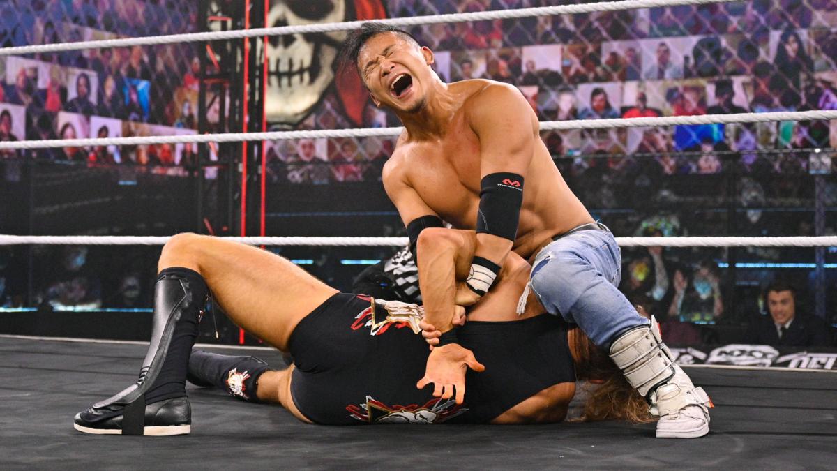 ダン（下）にホバーボードロックを仕掛けるKUSHIDA（Ｃ）2021 WWE, Inc. All Rights Reserved.
