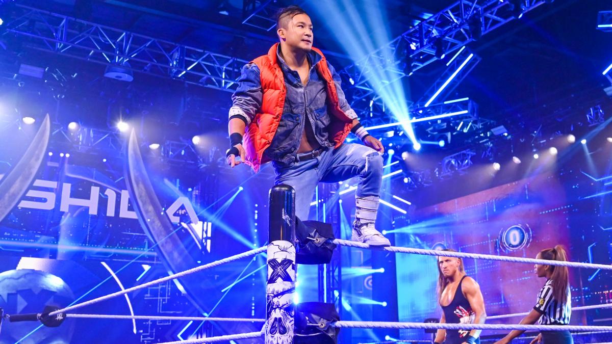 ダン戦前、コーナーによじ登って存在感を示したKUSHIDA（Ｃ）2021 WWE, Inc. All Rights Reserved.