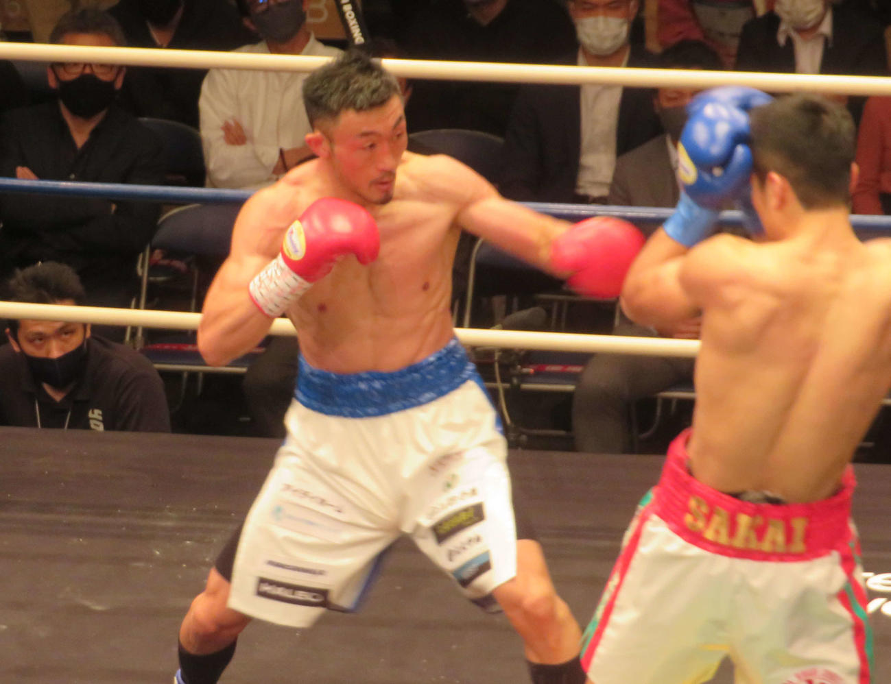 挑戦者の坂井（右）を攻め込む日本ウエルター級王者小原