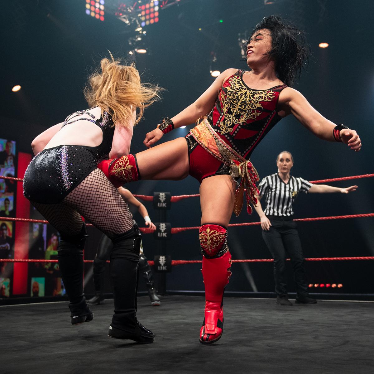 タッグ戦でアイラ・ドーンにミドルキックを打ち込む里村明衣子（Ｃ）2021 WWE, Inc. All Rights Reserved.