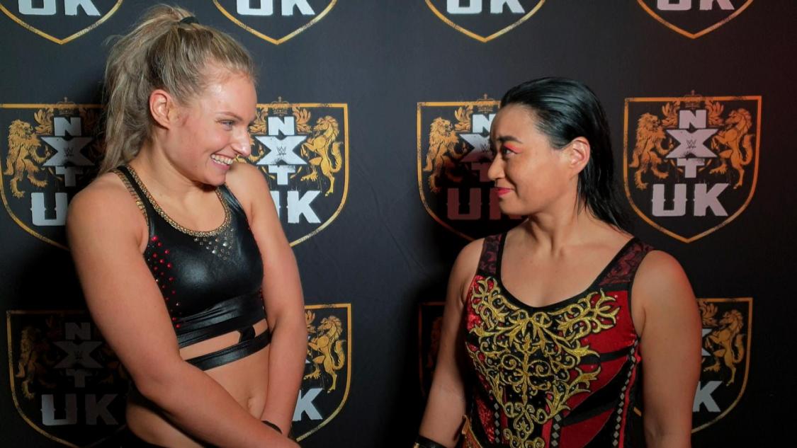 試合後、エミリア・マッケンジー（左）と笑顔をみせる里村明衣子（Ｃ）2021 WWE, Inc. All Rights Reserved.