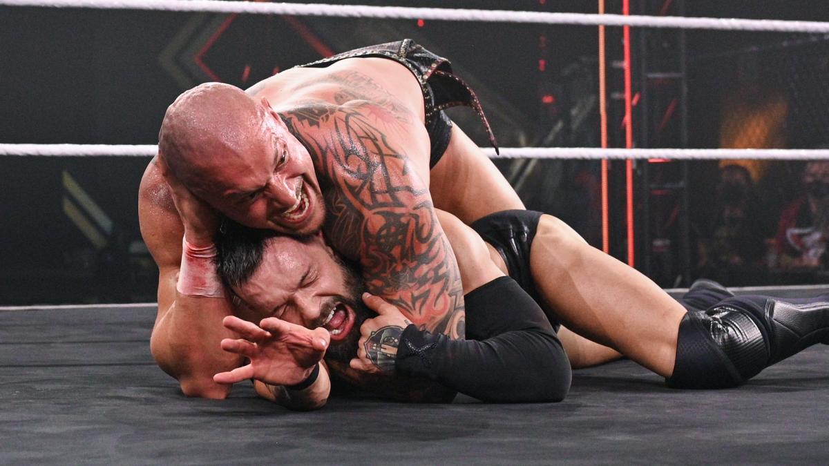 挑戦者カリオン・クロス（上）に裸絞めで苦しめられるフィン・ベイラー（Ｃ）2021 WWE, Inc. All Rights Reserved.