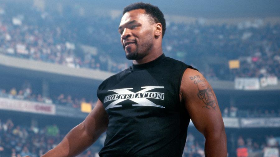 98年のレッスルマニア14大会に登場したマイク・タイソンはWWF王座戦の立会人を務めた（Ｃ）2021 WWE, Inc. All Rights Reserved.