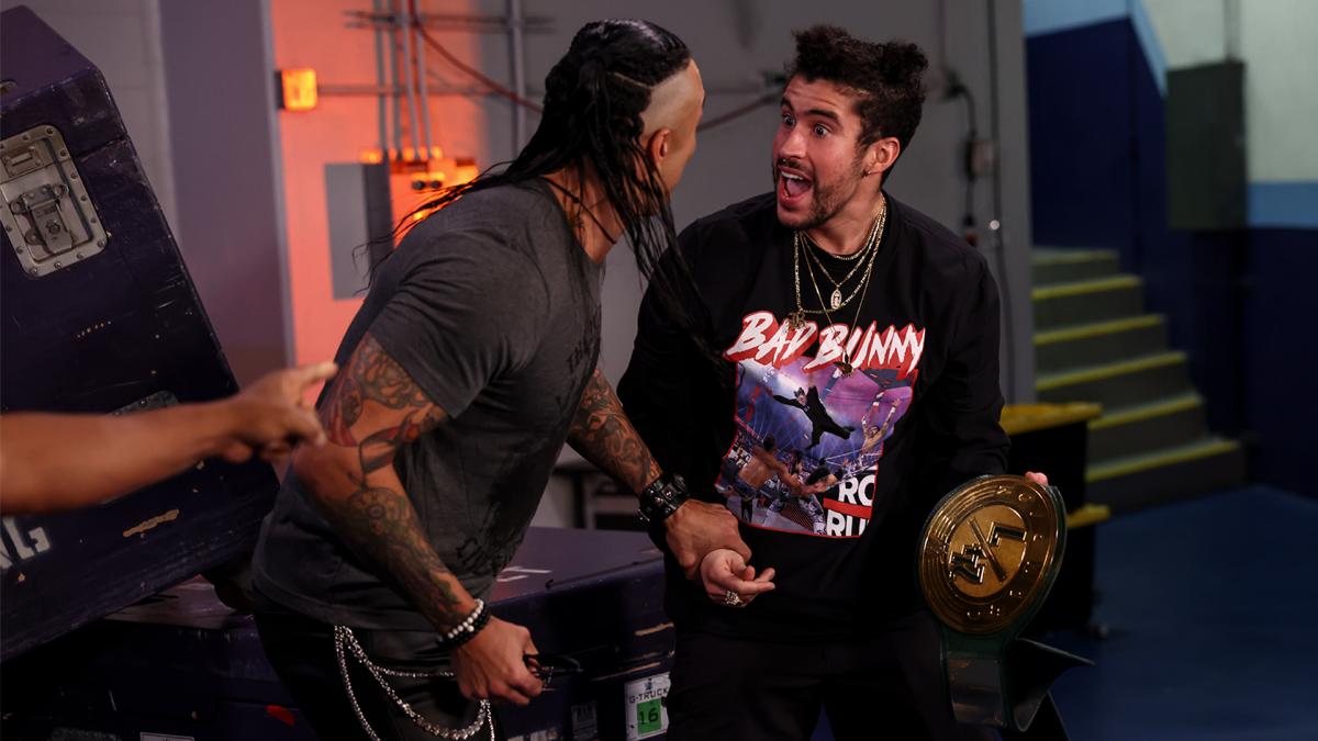 バックステージでプリースト（左）と向き合うバッド・バニー（Ｃ）2021 WWE, Inc. All Rights Reserved.