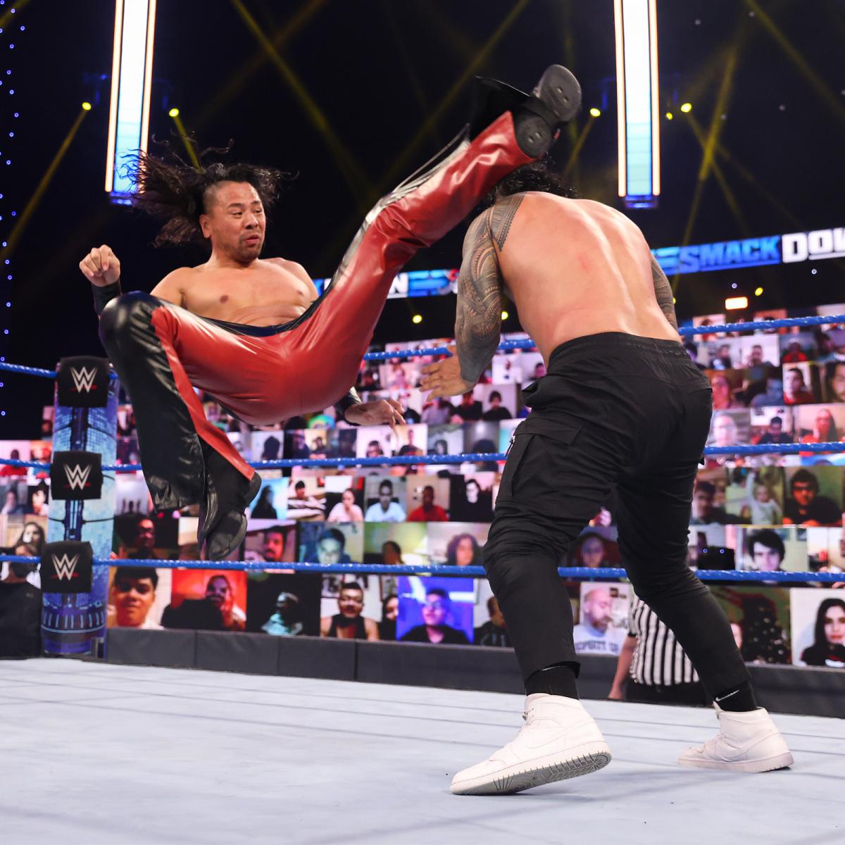 ジェイ・ウーソ（右）にスピンキックを放った中邑真輔（C）2021 WWE, Inc. All Rights Reserved.