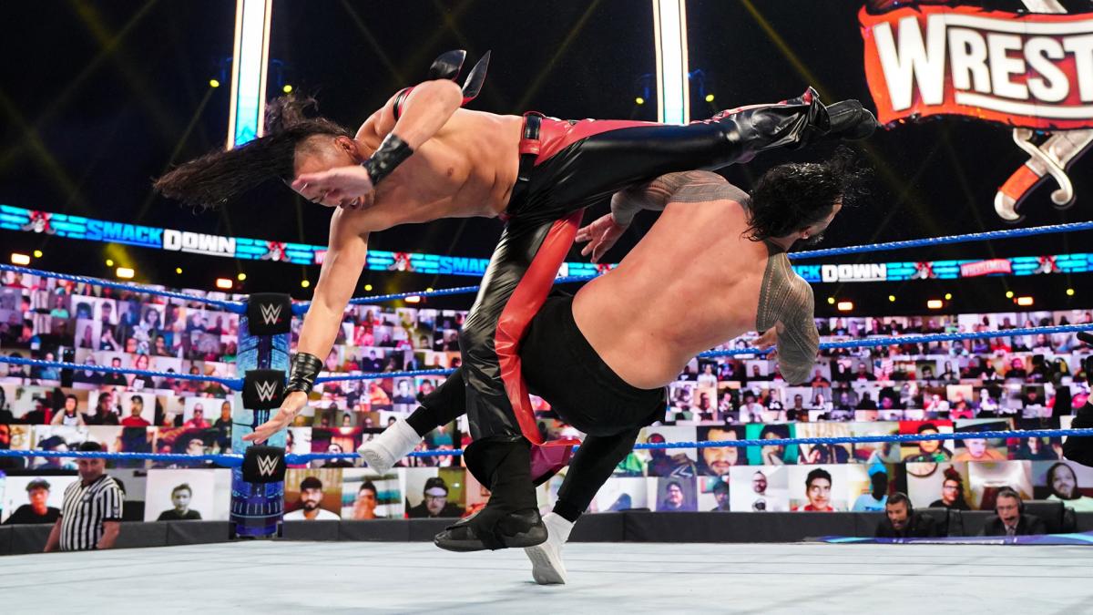 ジェイ・ウーソ（右）にキンシャサを放った中邑真輔（C）2021 WWE, Inc. All Rights Reserved.
