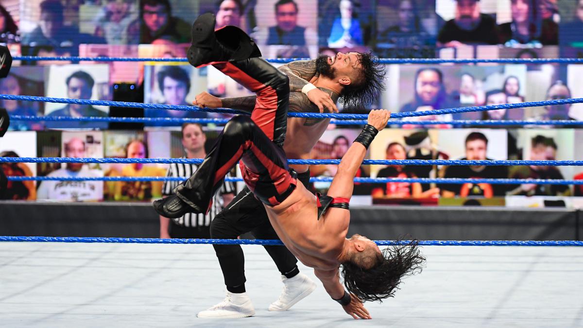 ジェイ・ウーソ（奥）にリングから落とされる中邑真輔（C）2021 WWE, Inc. All Rights Reserved.