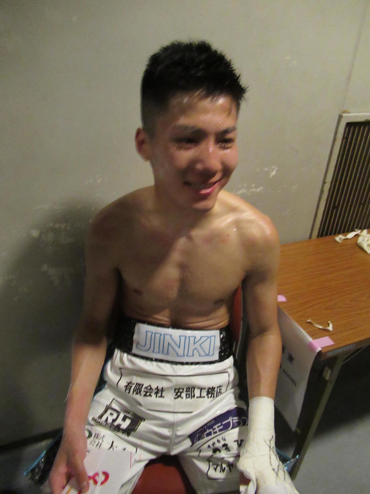 人生初のダウンを食らいながら無傷の連勝を7に伸ばした前田は苦笑い（撮影・実藤健一）