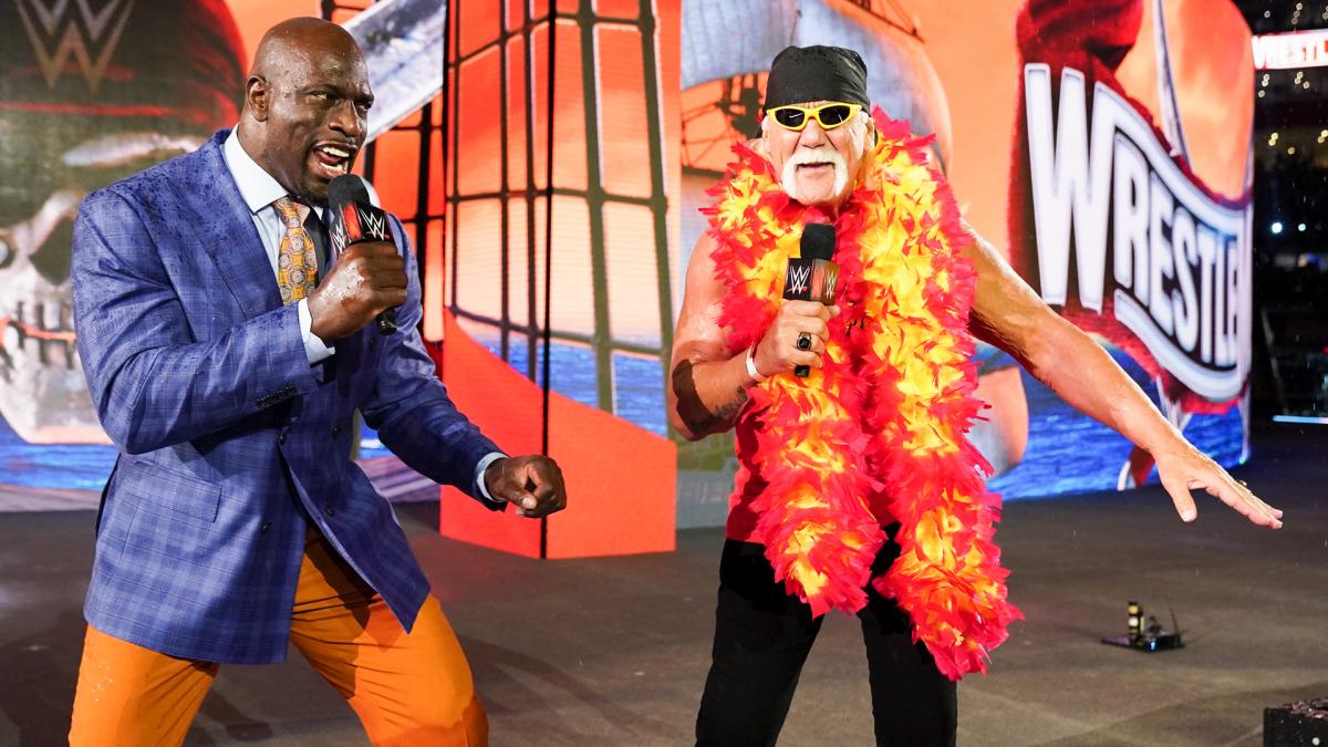 レッスルマニア37大会のオープニングに登場したハルク・ホーガン（右）とタイタス・オニール（C）2021 WWE, Inc. All Rights Reserved.