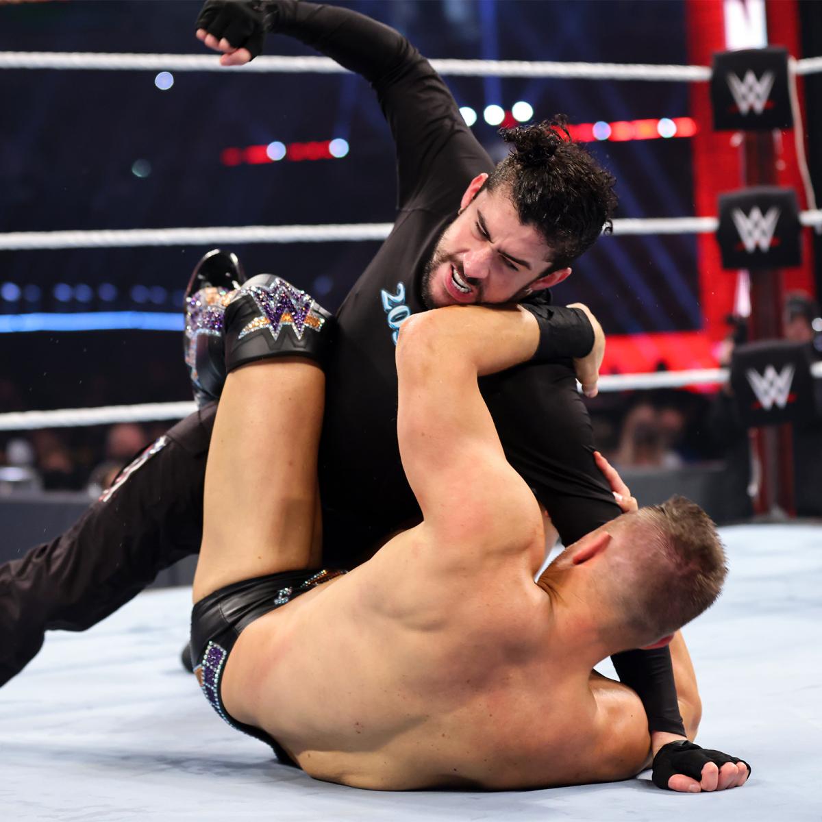 ザ・ミズ（下）を殴りつけるバッド・バニー（C）2021 WWE, Inc. All Rights Reserved.