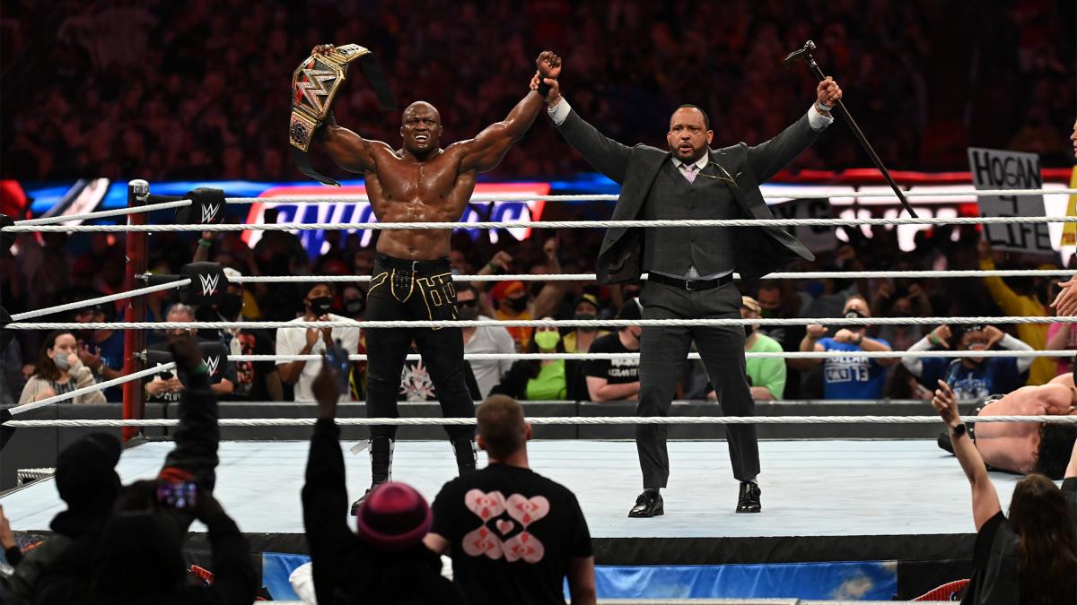 詰め掛けた2万5000人以上の歓声に包まれ、MVP（右）とともに王座防衛をアピールしたWWEヘビー級王者ラシュリー（C）2021 WWE, Inc. All Rights Reserved.