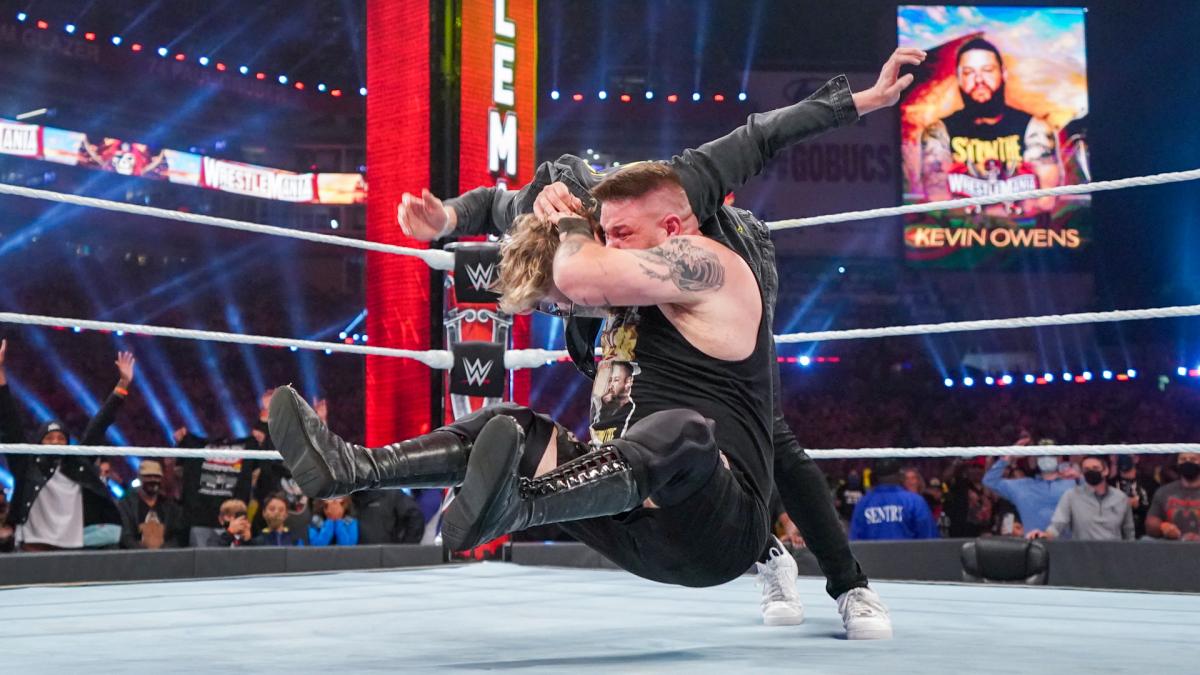 ケビン・オーエンズ（手前）のスタナーを浴びるユーチューバーのローガン・ポール（C）2021 WWE, Inc. All Rights Reserved.