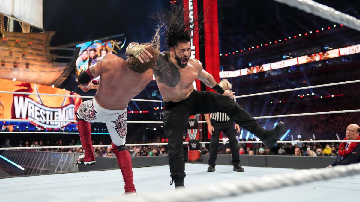 エッジ（左）にクローズラインを打ち込むWWEユニバーサル王者レインズ（C）2021 WWE, Inc. All Rights Reserved.