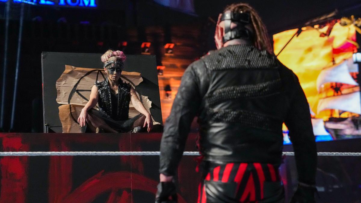 突然、ボックスから黒い血を流しながら姿をみせた「小悪魔」ブリス（左）を見つめるワイアット（C）2021 WWE, Inc. All Rights Reserved.
