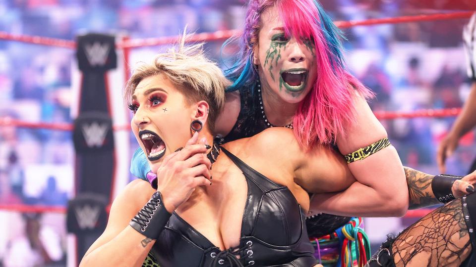 ロウ女子王者リプリー（左）にアスカロックを仕掛けようとする前王者アスカ（C）2021 WWE, Inc. All Rights Reserved.