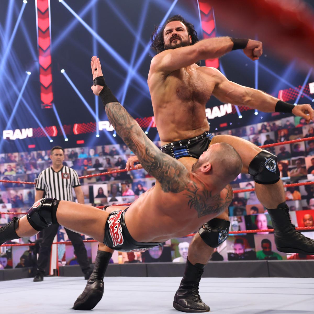 オートン（手前）に強烈なクローズラインを見舞ったマッキンタイア（C）2021 WWE, Inc. All Rights Reserved.