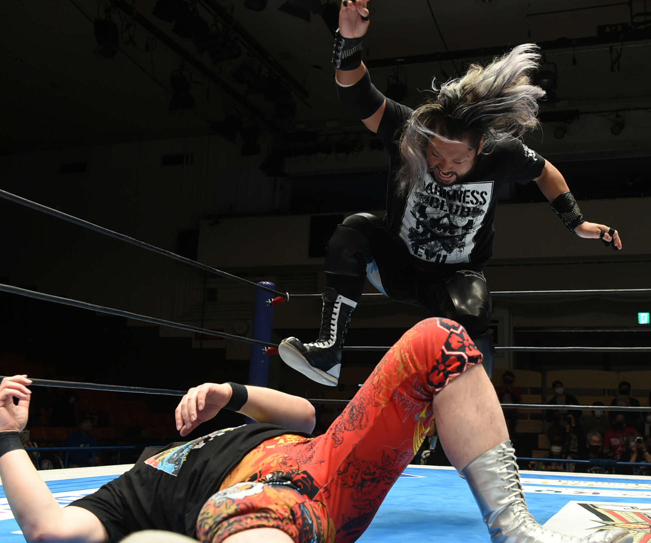 試合後、EVILに襲撃される矢野通（新日本プロレス提供）