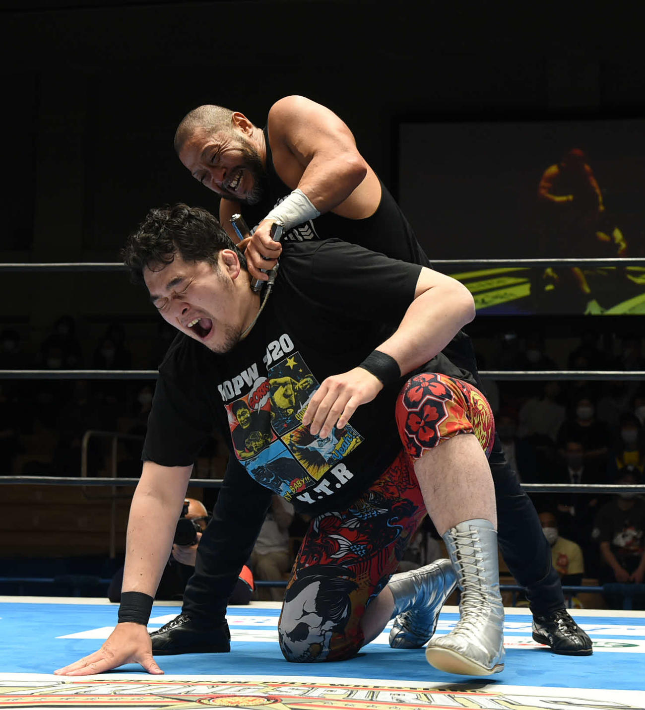 ディック東郷（後方）にスポイラーズチョーカーで首を締め上げられた矢野通（新日本プロレス提供）