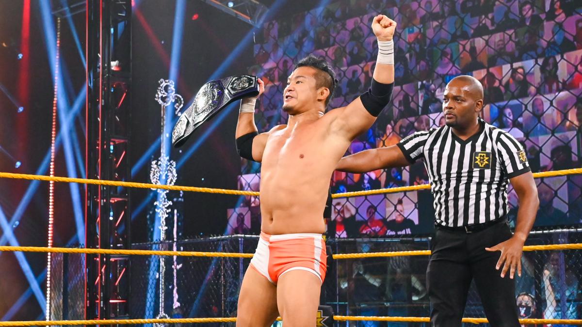 NXTクルーザー級王座奪取に成功したKUSHIDA（左）（C）2021 WWE, Inc. All Rights Reserved.
