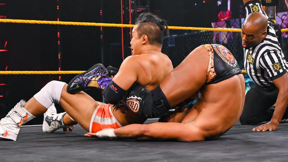 NXTクルーザー級王者サントス・エスコバー（右）を丸め込むKUSHIDA（C）2021 WWE, Inc. All Rights Reserved.
