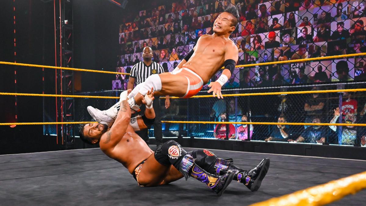 NXTクルーザー級王者サントス・エスコバー（左）にミサイルキックを放ったKUSHIDA（C）2021 WWE, Inc. All Rights Reserved.