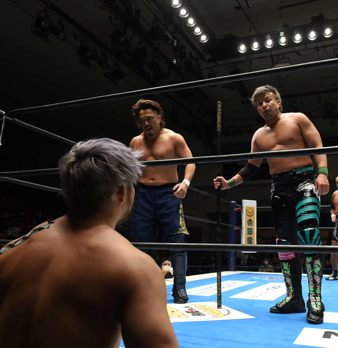 新日本プロレス後楽園大会　棒を取り返し、KENTA（手前）をにらみ付けるYOSHI－HASHI（右）。この後、花道で襲撃され、再び棒を奪われる（新日本プロレス提供）