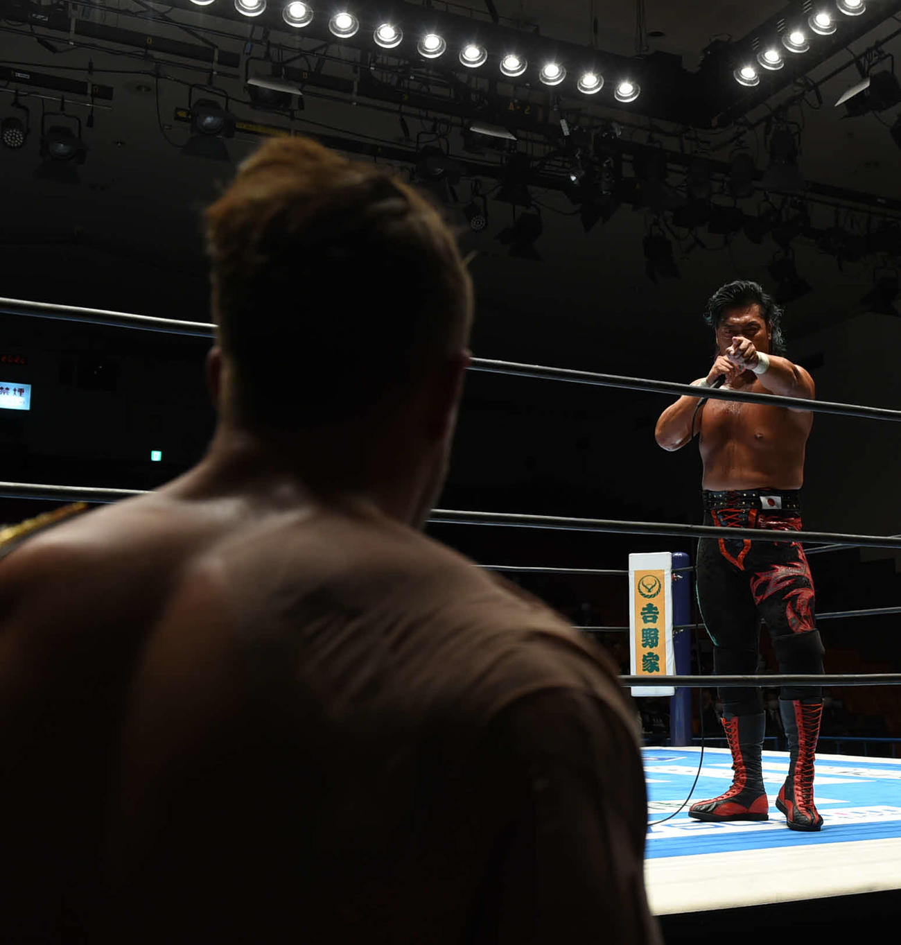 新日本プロレス後楽園大会　前哨戦に勝利後、ウィル・オスプレイ（手前）を指さす鷹木信悟（新日本プロレス提供）