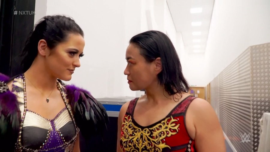 ヴァルキリー（左）とにらみ合う里村明衣子（Ｃ）2021 WWE, Inc. All Rights Reserved.