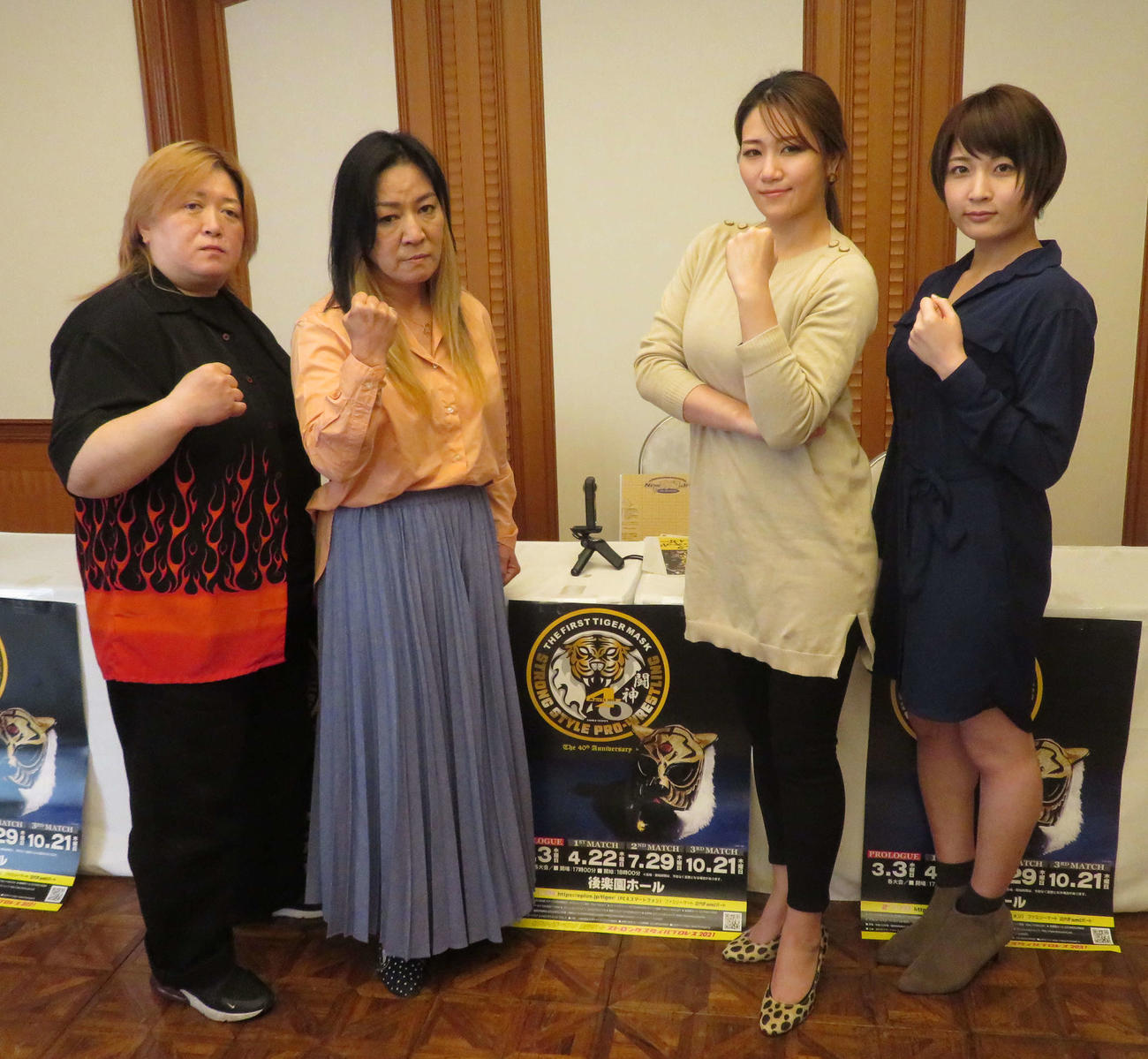 ストロングスタイルプロレス後楽園大会の記者会見に出席した左から伊藤薫、ジャガー横田、雪妃真矢、安納サオリ（撮影・松熊洋介）