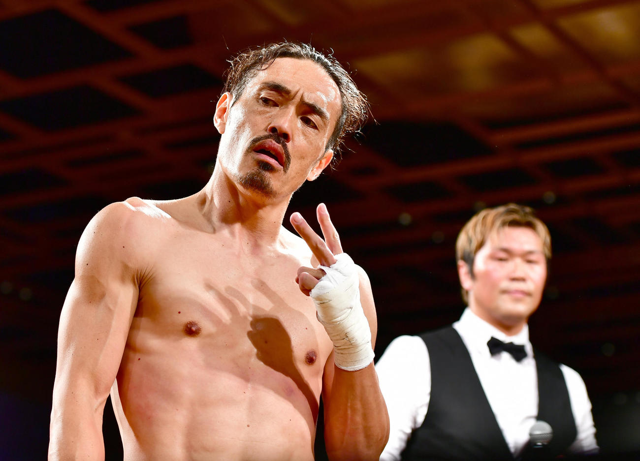 「EXECUTIVE FIGHT　武士道」格闘家デビュー戦を白星で飾りポーズを決める安彦考真（撮影・小沢裕）