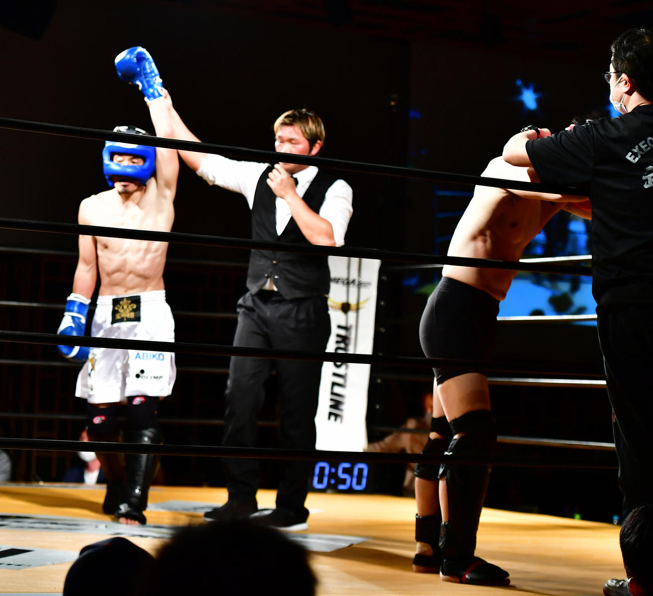 「EXECUTIVE FIGHT　武士道」2R、格闘家デビューした安彦考真（左）は佐々木司にKO勝ちを収める（撮影・小沢裕）