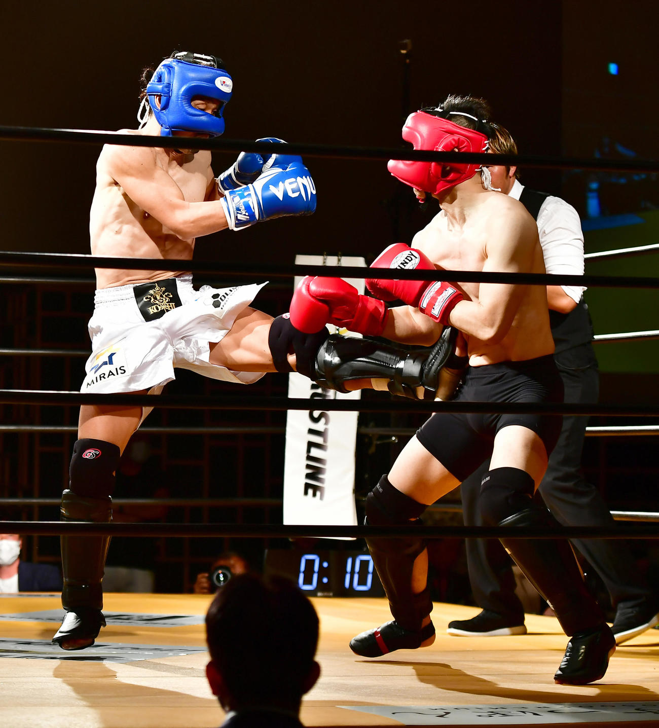 「EXECUTIVE FIGHT　武士道」で格闘家デビューした安彦考真（左）は佐々木司にキックを放つ（撮影・小沢裕）