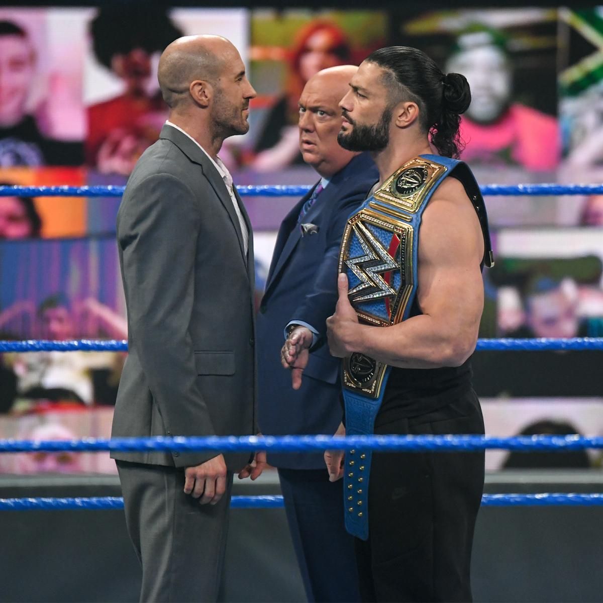 WWEユニバーサル王者ローマン・レインズ（右端）に挑戦要求したセザーロ（左端）。中央はポール・ヘイマン（C）2021 WWE, Inc. All Rights Reserved.