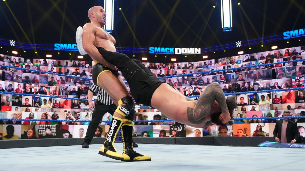 ジェイ・ウーソ（右）にセザーロスイングを仕掛けるセザーロ（C）2021 WWE, Inc. All Rights Reserved.
