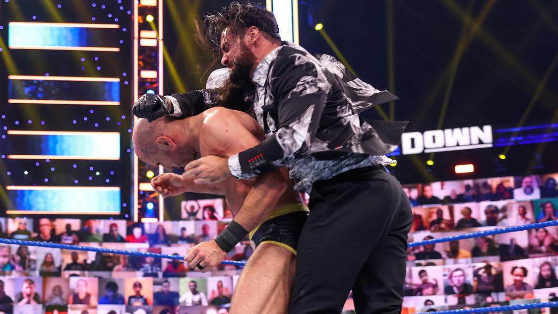 ロリンズ（右）に襲撃されたセザーロ（C）2021 WWE, Inc. All Rights Reserved.