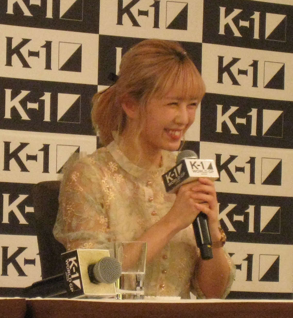会見で笑顔を見せる菅原美優（撮影・吉池彰）