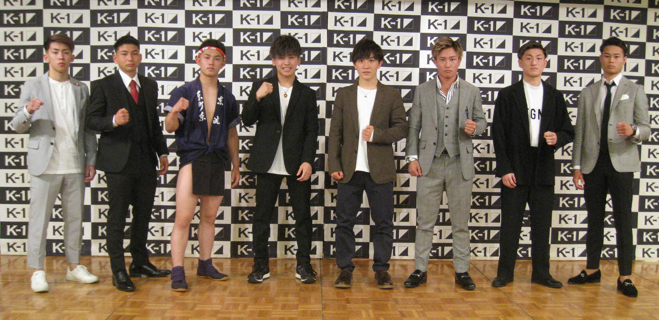 K－1バンタム級日本最強決定トーナメントに出場する8人。左から3人目が壬生狼一輝（撮影・吉池彰）