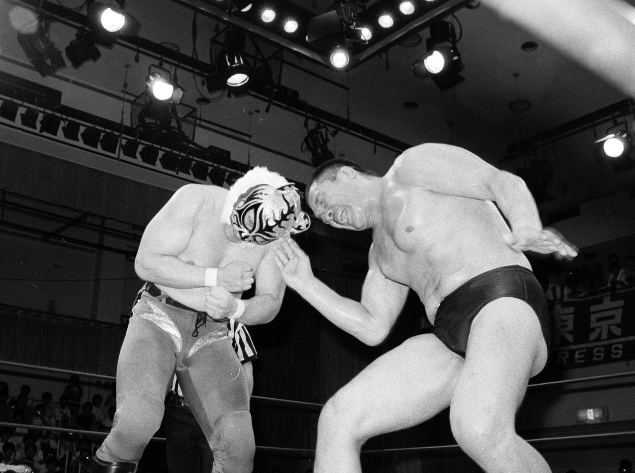 84年7月23日、UWFのリングに「ザ・タイガー」としてデビューしたタイガーマスクに頭突きを浴びせる藤原喜明