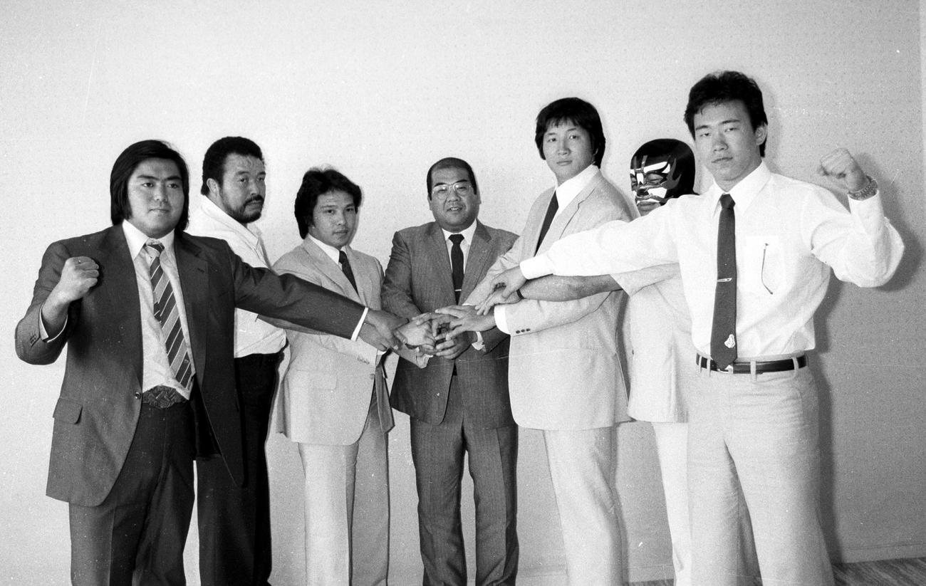 ８４年、手を合わせるＵＷＦのメンバー