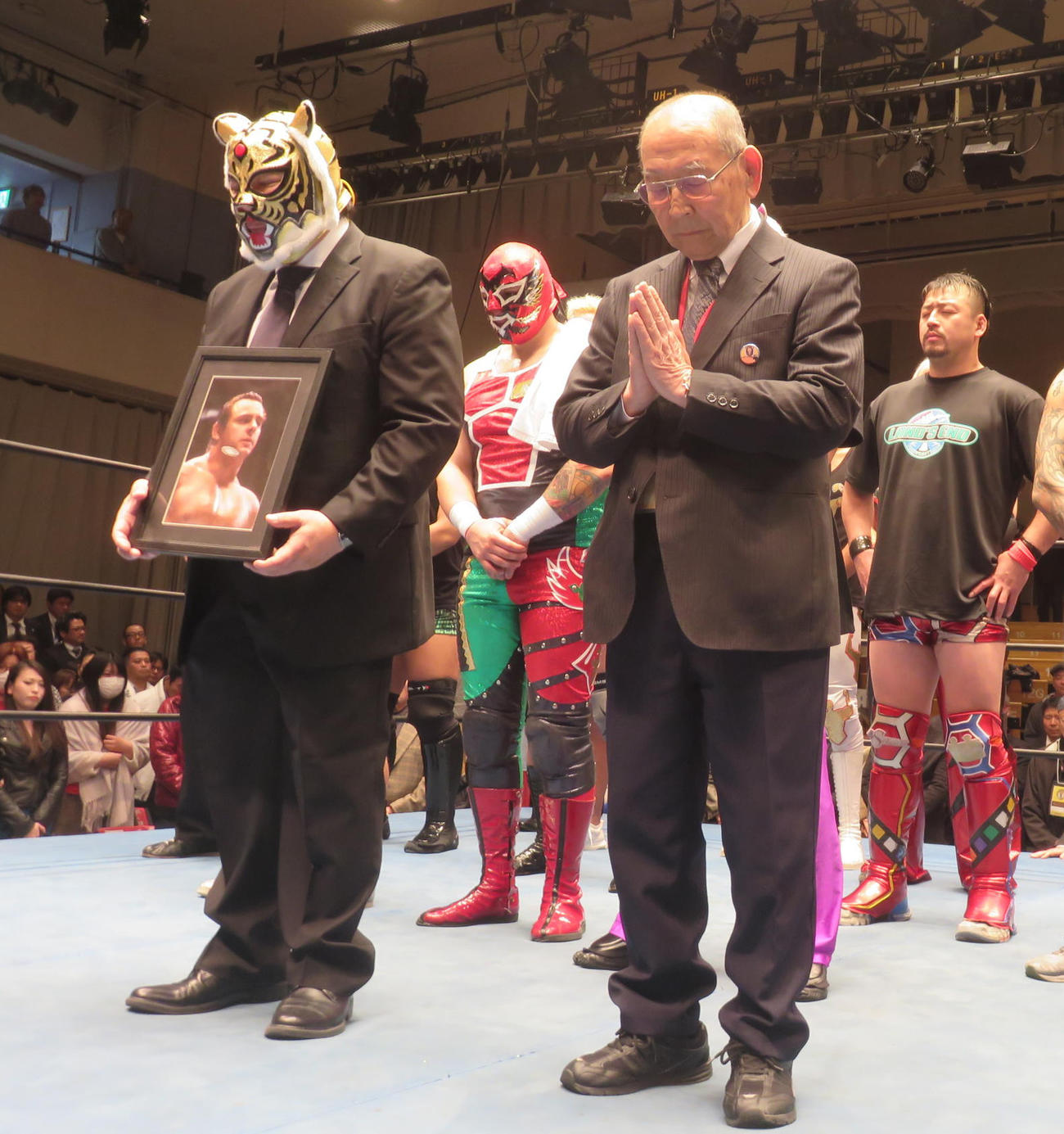 18年、新間氏（右）とダイナマイト・キッドさんを追悼する