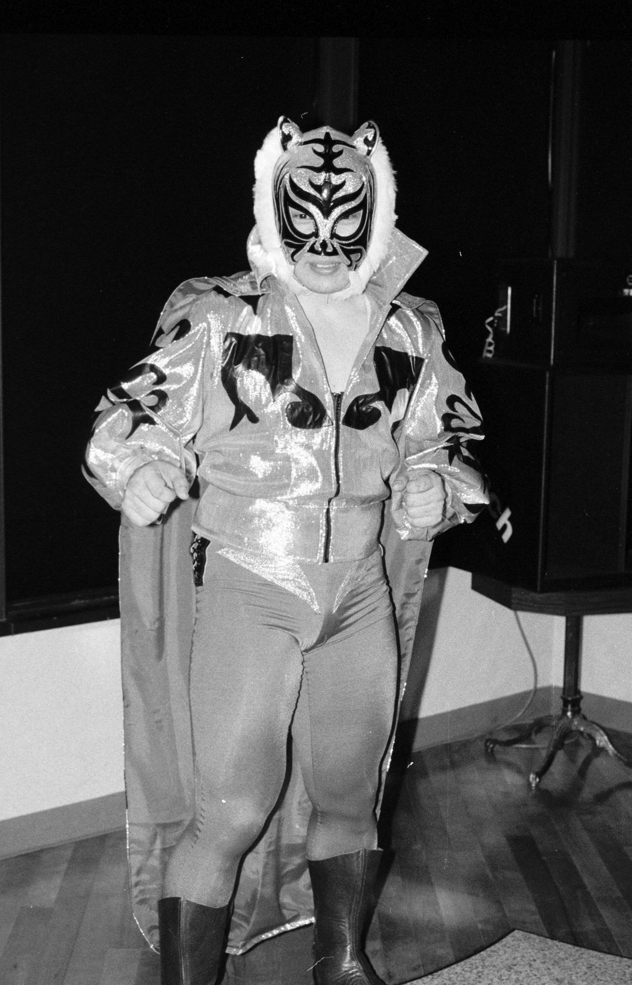 「タイガージム」をオープンさせ写真に納まる初代タイガーマスク（1984年2月撮影）