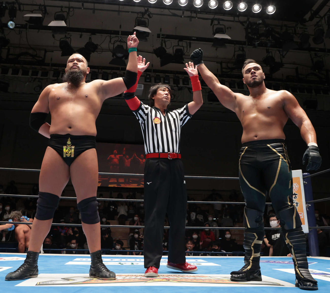 新日本プロレス後楽園大会　SANADA、内藤哲也組に勝利したグレート・O・カーン（左）とアーロン・ヘナーレ（右）（新日本プロレス提供）