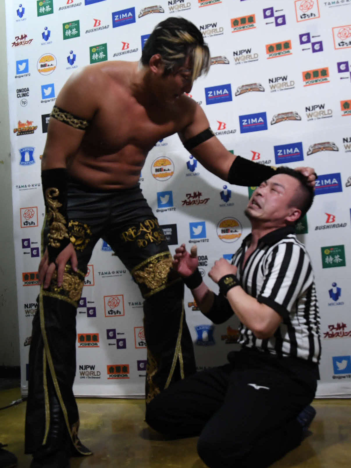 新日本プロレス後楽園大会　バックステージで佐藤レフェリーに襲いかかるタイチ（新日本プロレス提供）