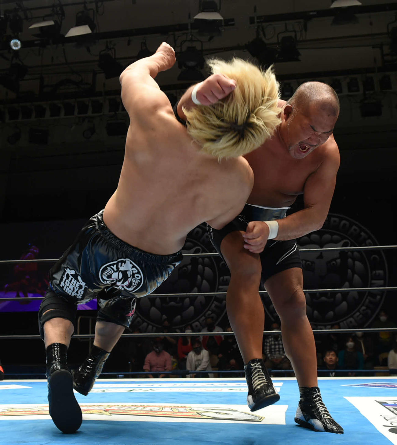 新日本プロレス後楽園大会　高橋裕二郎に強烈なラリアットを決める石井智宏（新日本プロレス提供）