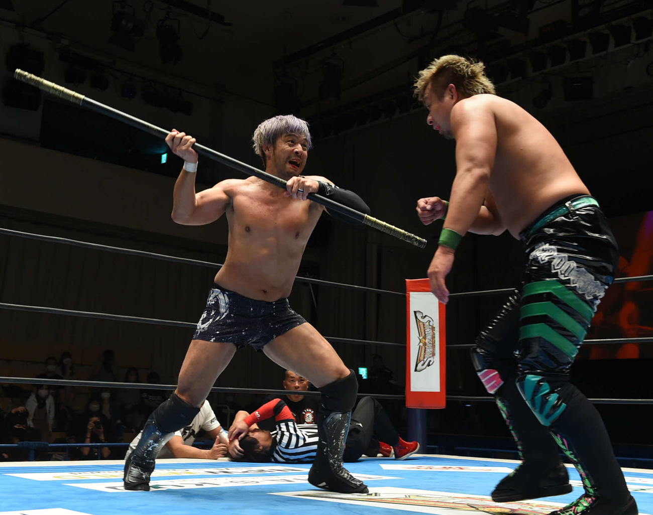 新日本プロレス後楽園大会　棒を持ち出し、YOSHI－HASHI（右）に襲いかかるKENTA（新日本プロレス提供）