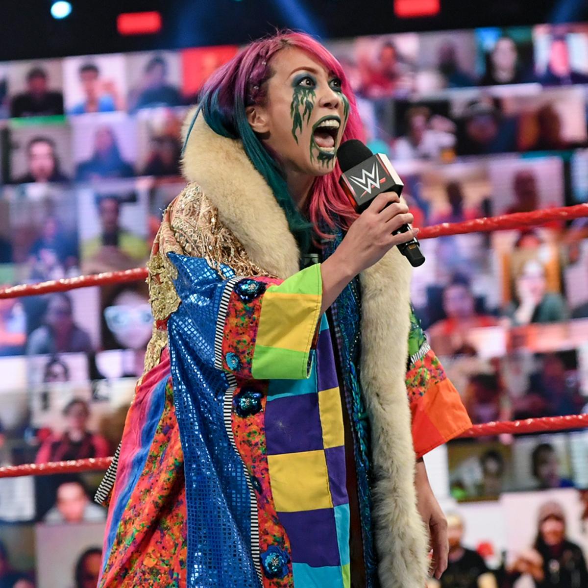 シャーロット・フレアーをののしるアスカ（C
）2021 WWE, Inc. All Rights Reserved.