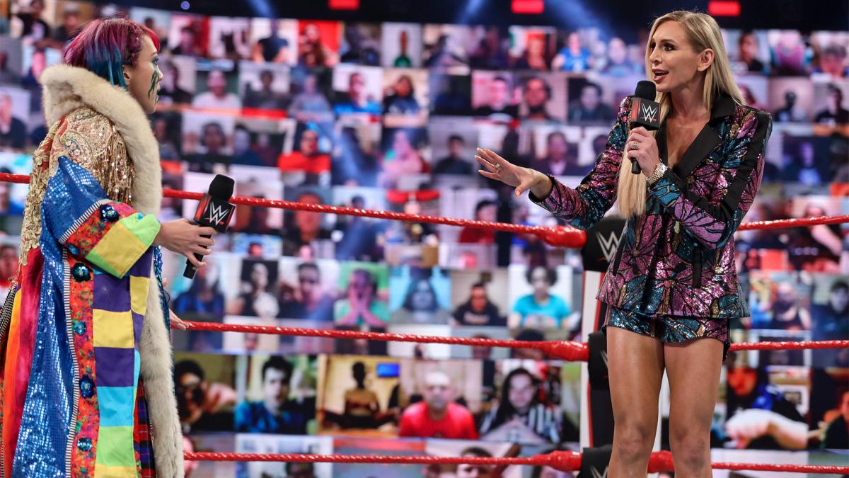 シャーロット・フレアー（右）に挑発を受けるアスカ（C
）2021 WWE, Inc. All Rights Reserved.