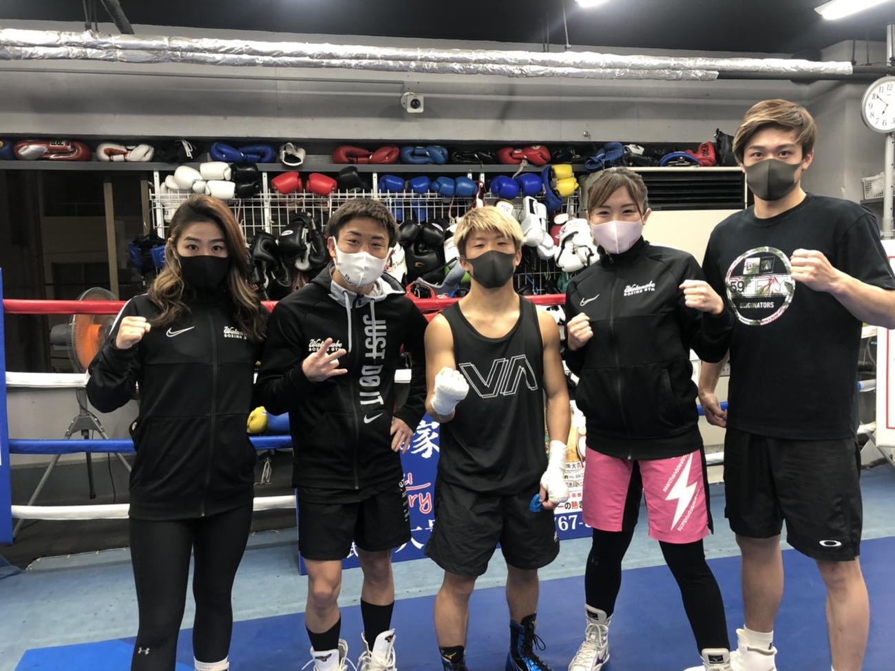 5月下旬のタイトル戦に向け、オンライン会見に臨んだワタナベジムの5選手。左から千本、谷口、重岡、谷山、湯場（ワタナベジム提供）