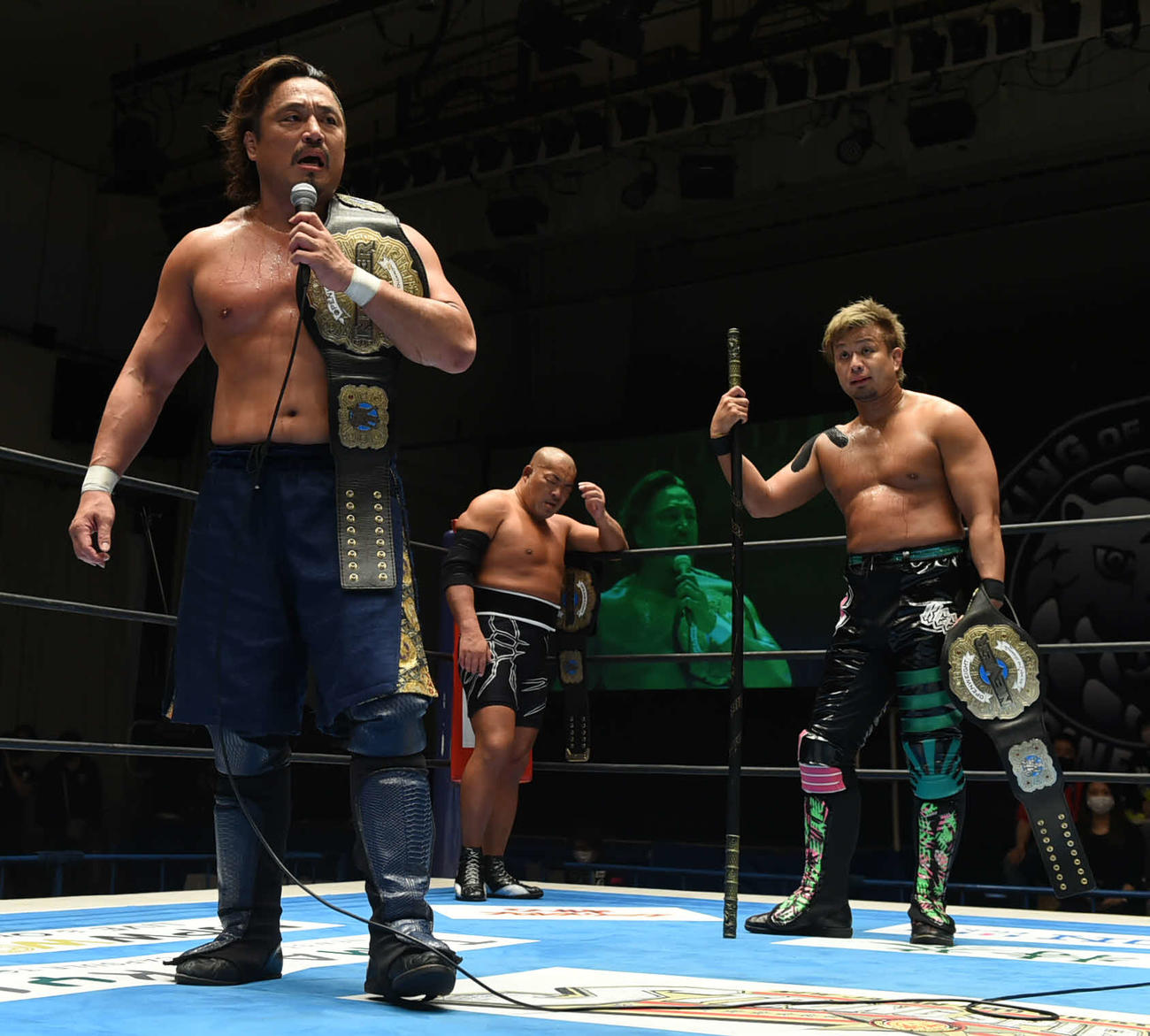 新日本プロレス後楽園大会　NEVER無差別級6人タッグ選手権で4度目の防衛に成功した、左から後藤洋央紀、石井智宏、YOSHI－HASHI（新日本プロレス提供）