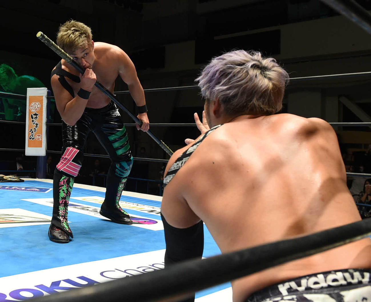 新日本プロレス後楽園大会　KENTA（手前）から棒を奪い取ったYOSHI－HASHI（新日本プロレス提供）